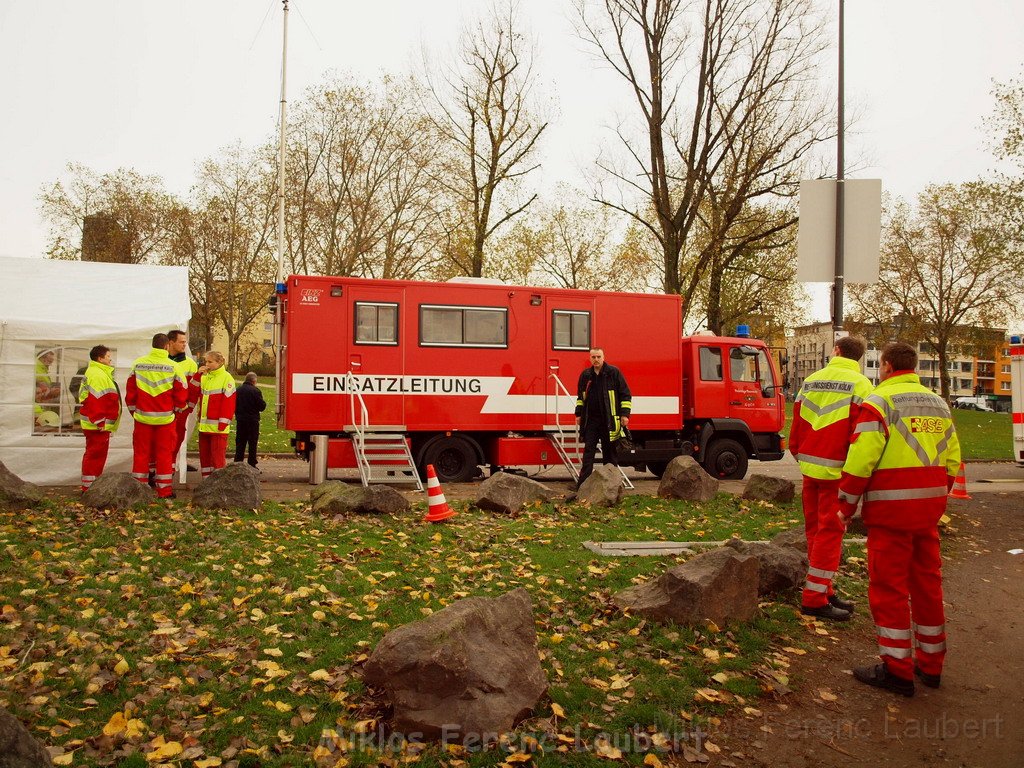 Warten auf den Einsatz Koeln Deutz P032.JPG